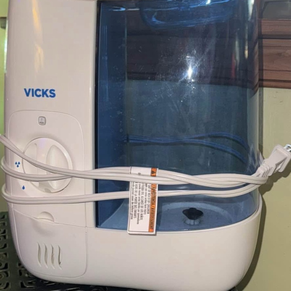 Vicks White and Blue Humidifier